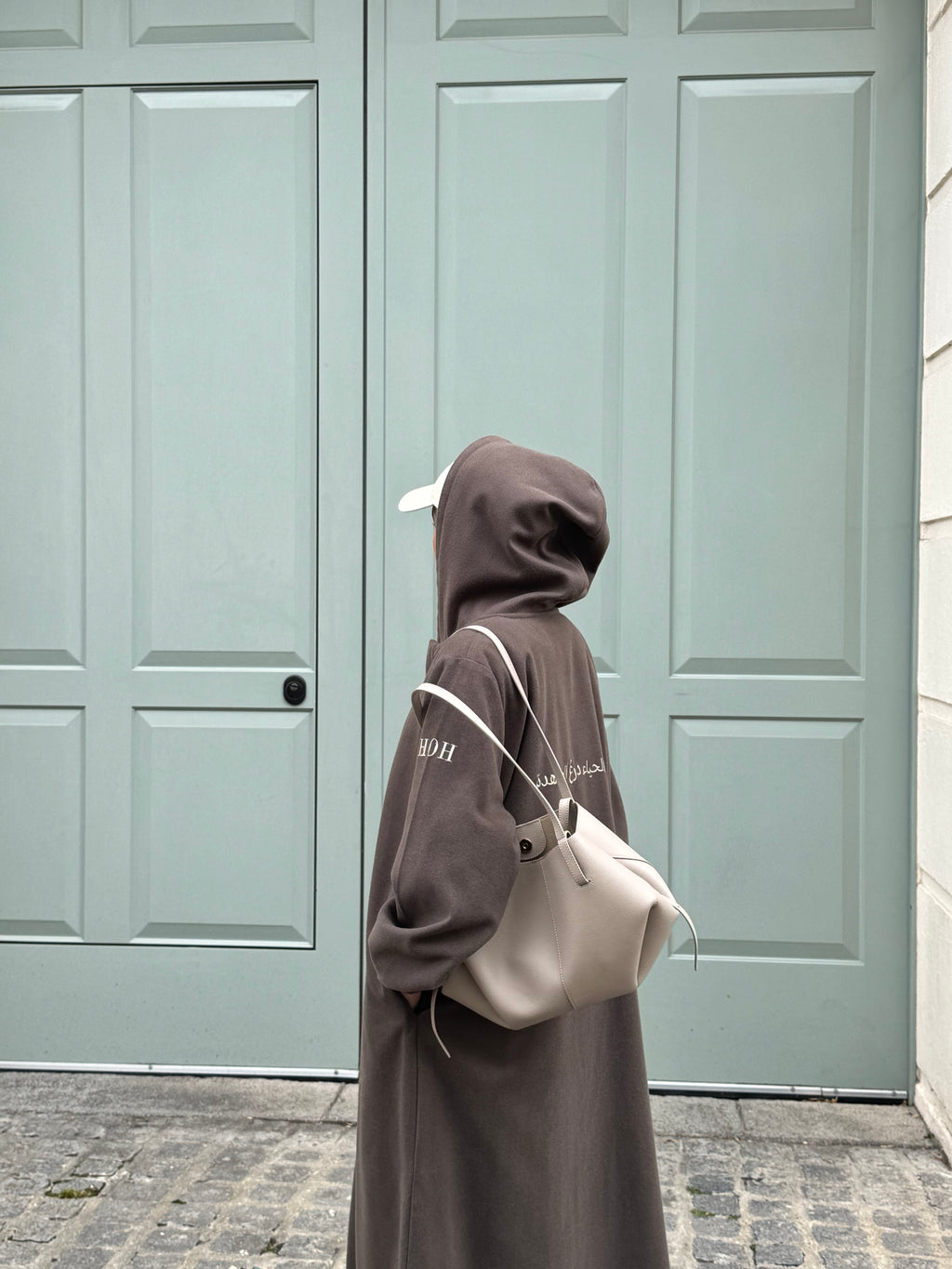 Hooded abaya in brown