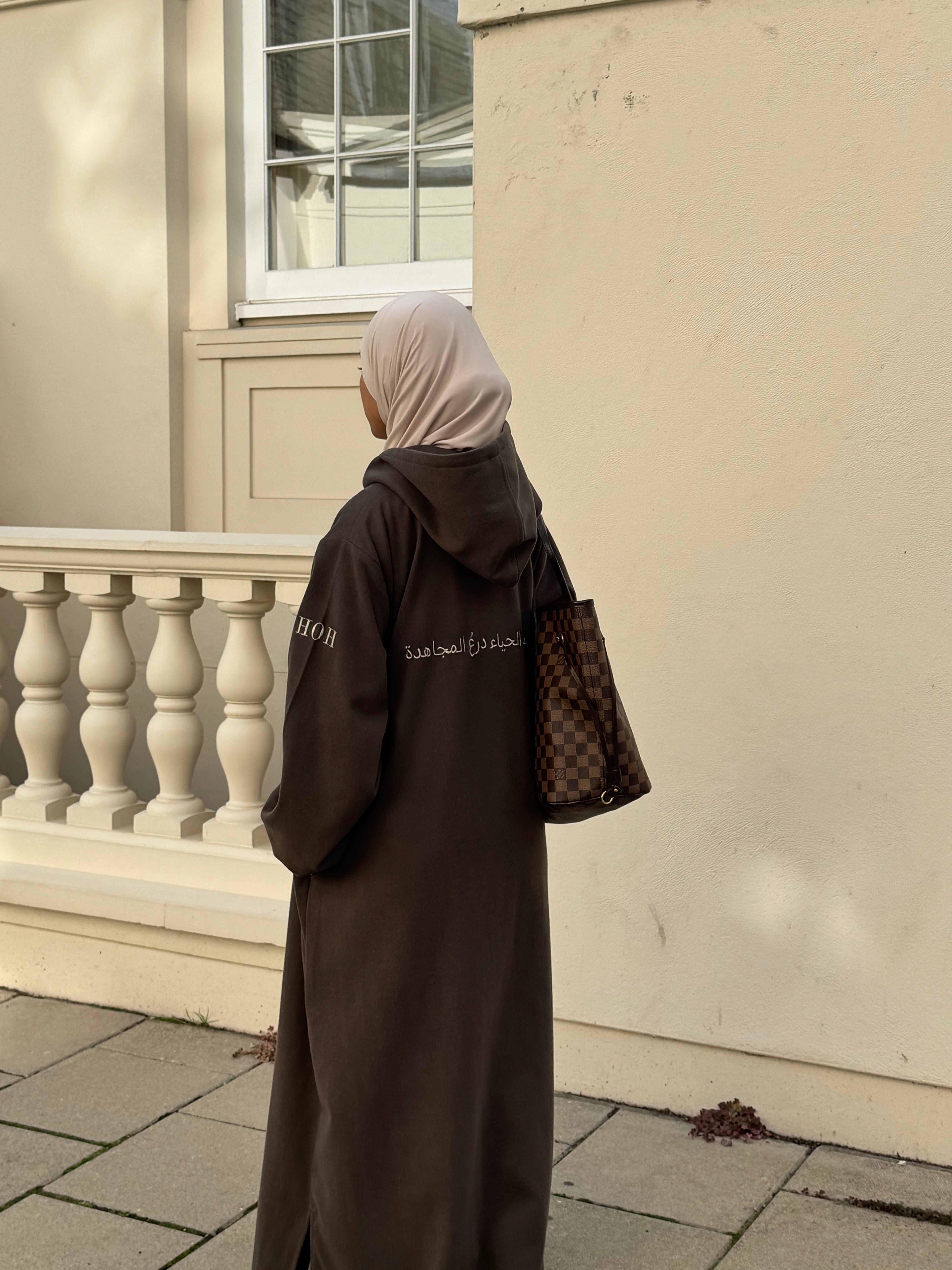 Hooded abaya in brown