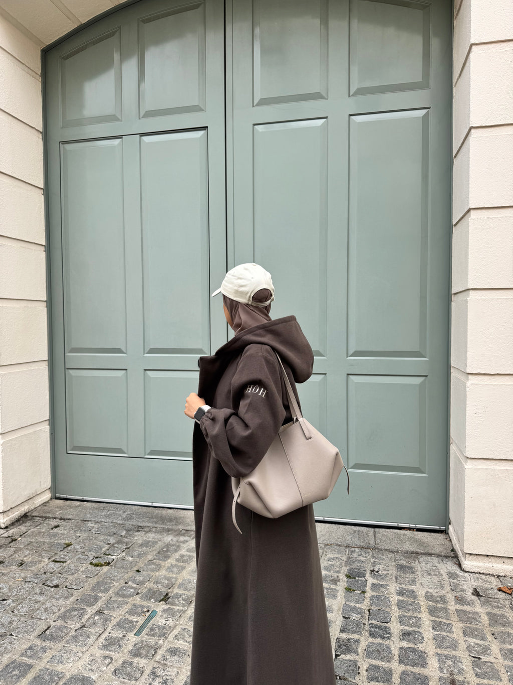 Hooded abaya in brown
