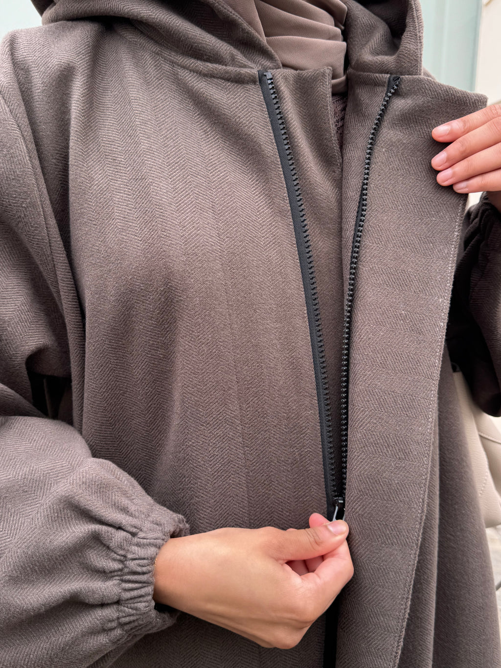Hooded abaya in brown