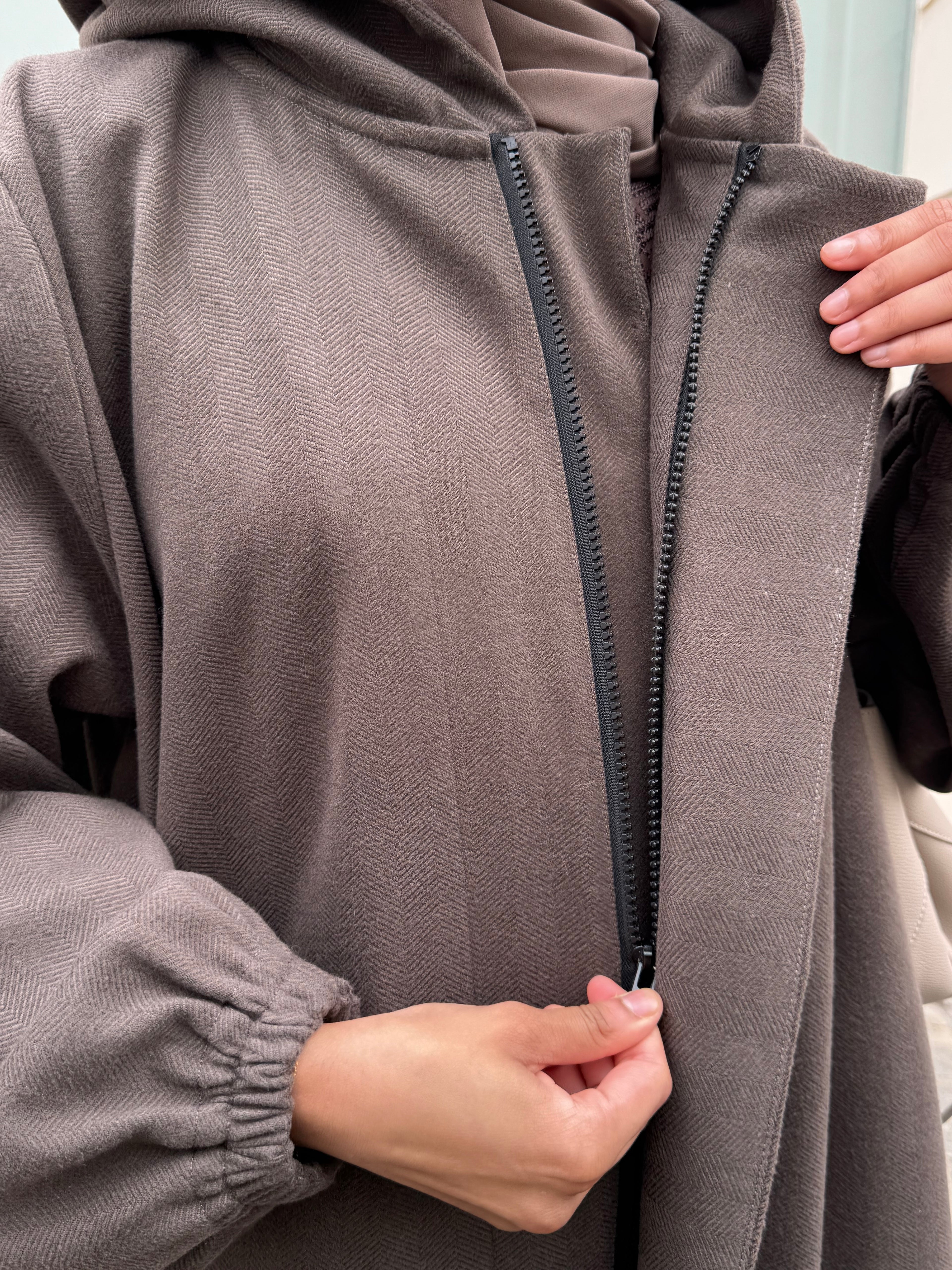 Hooded abaya in brown