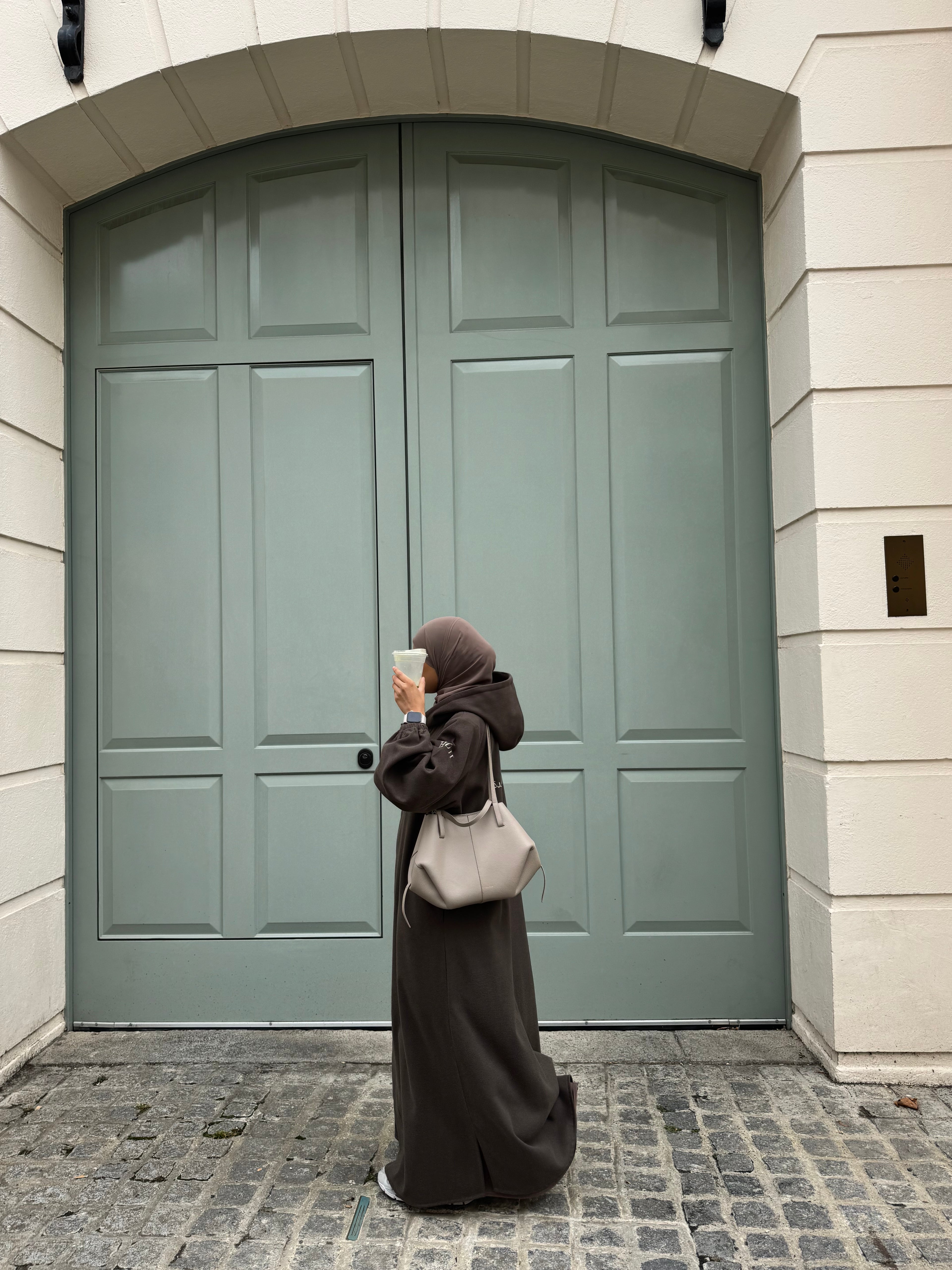 Hooded abaya in brown