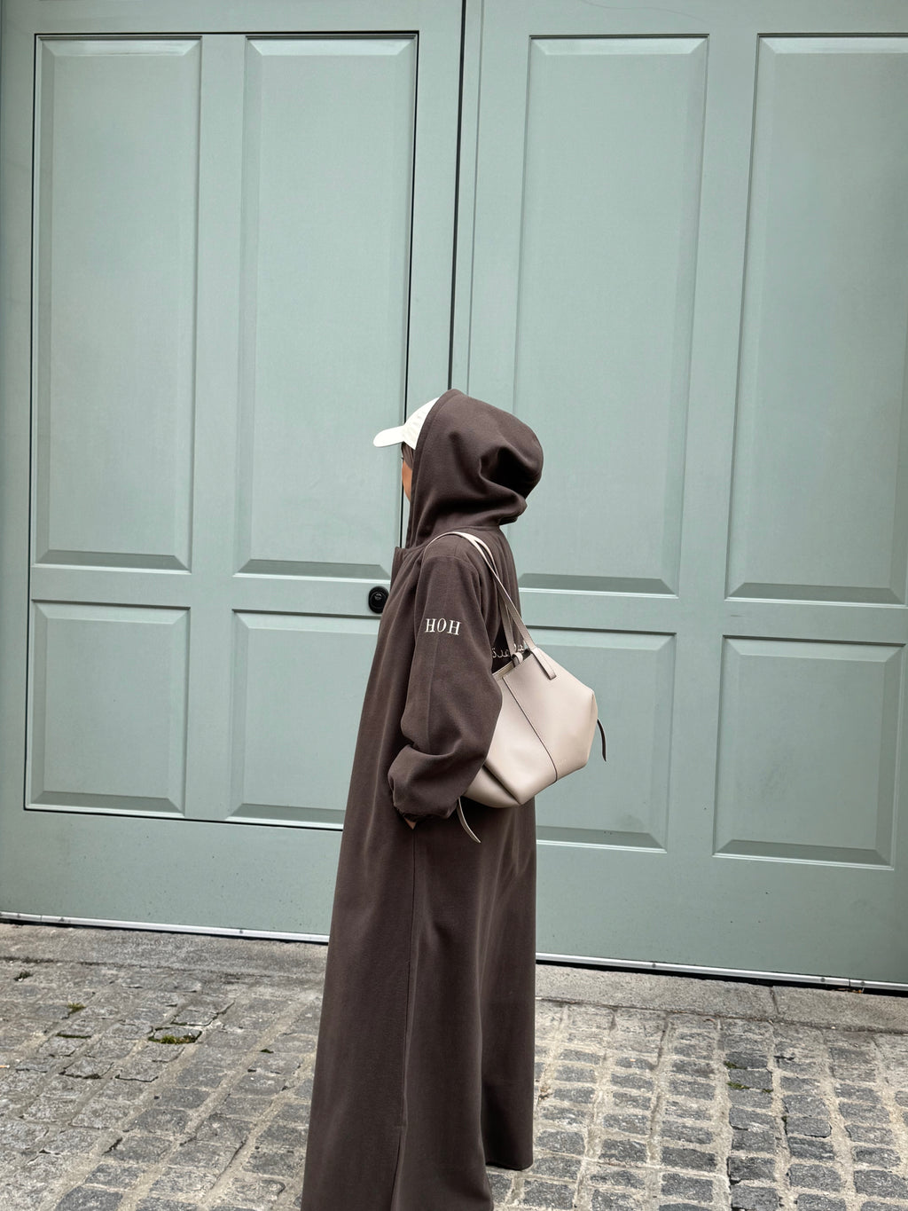 Hooded abaya in brown
