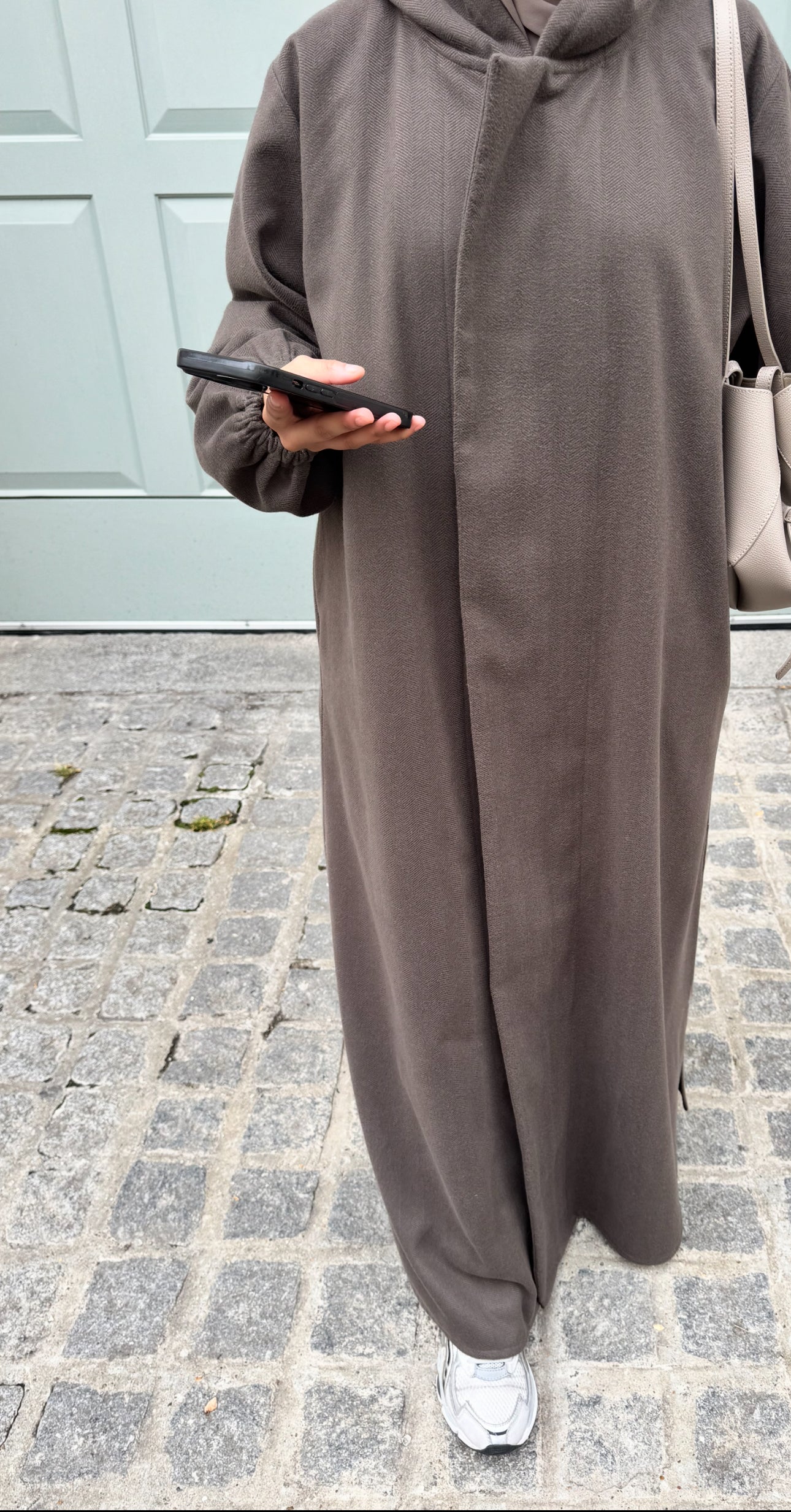 Hooded abaya in brown