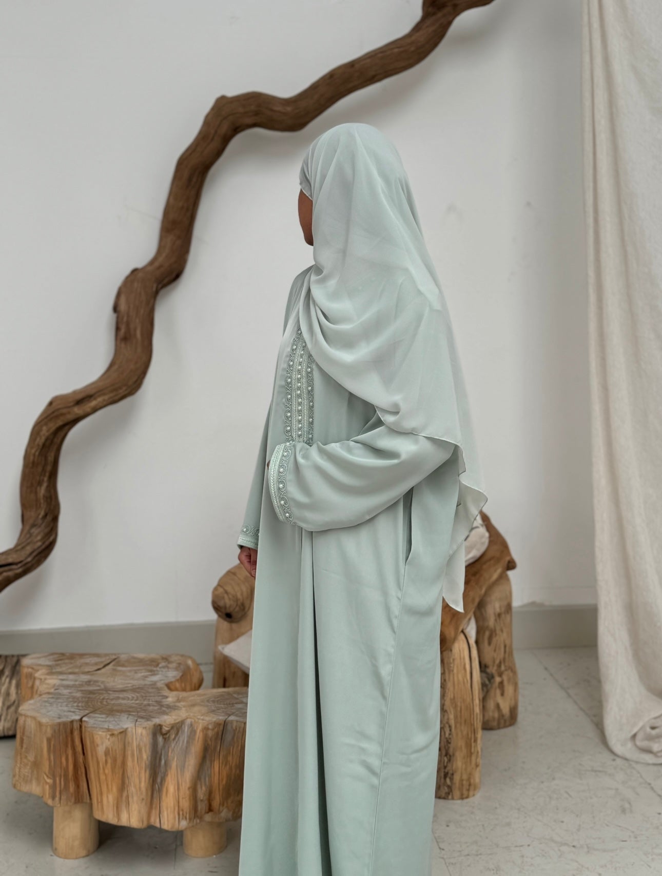 Layali in pastel green