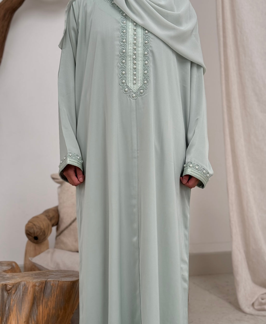 Layali in pastel green