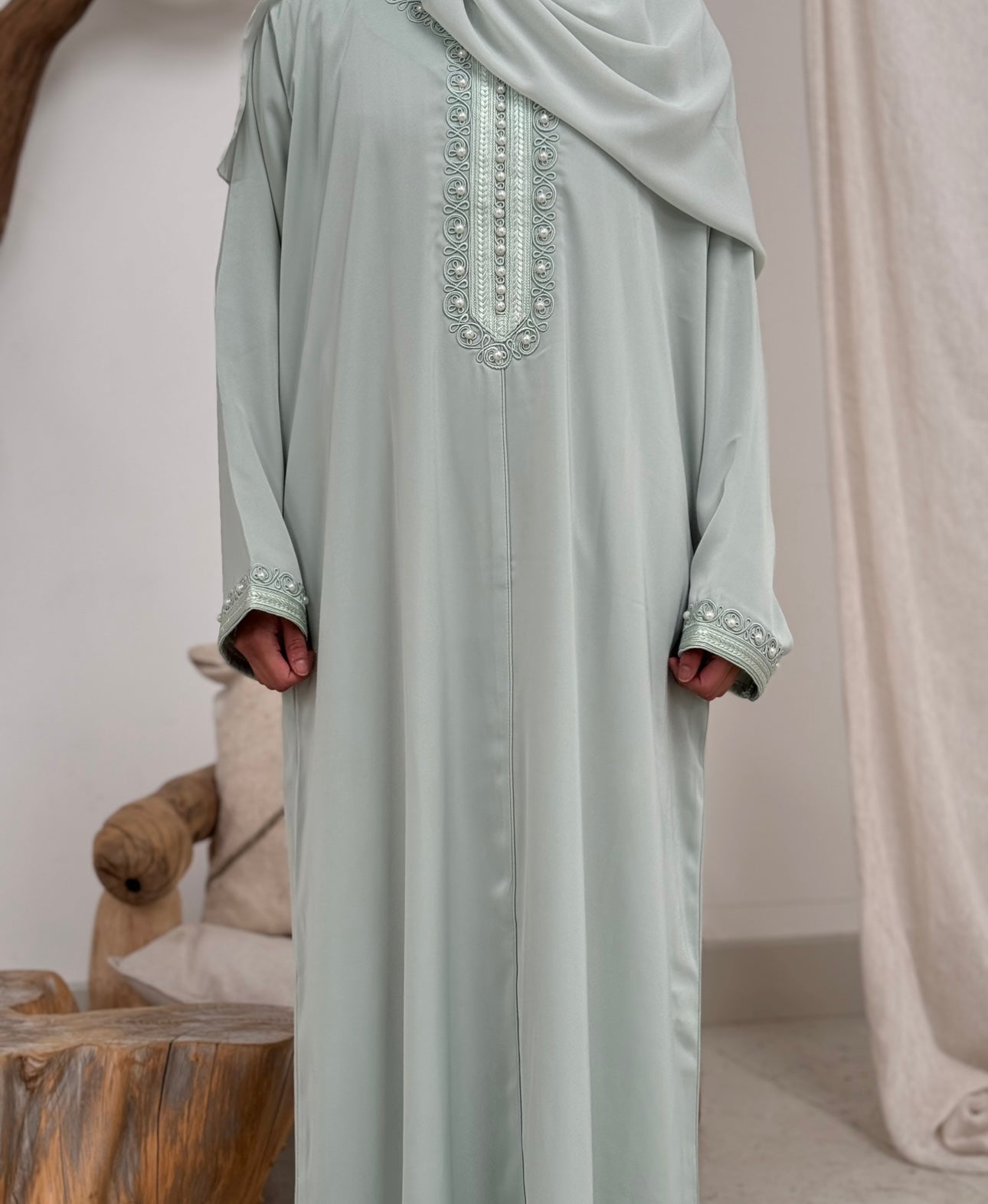 Layali in pastel green